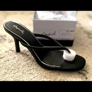 NWT in box Qupid Thong Sandal Heels